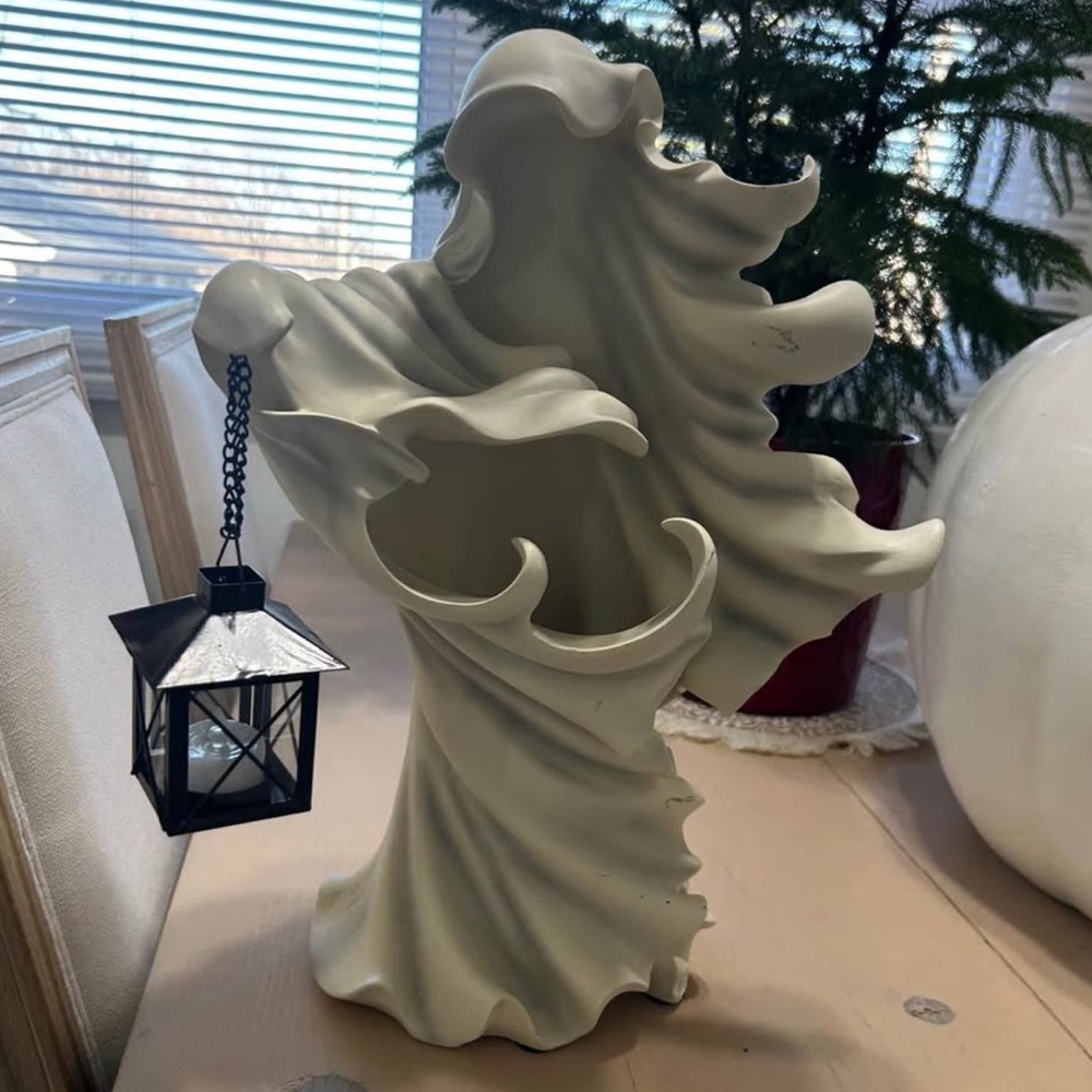 Cracker Barrel Ghost w/lantern